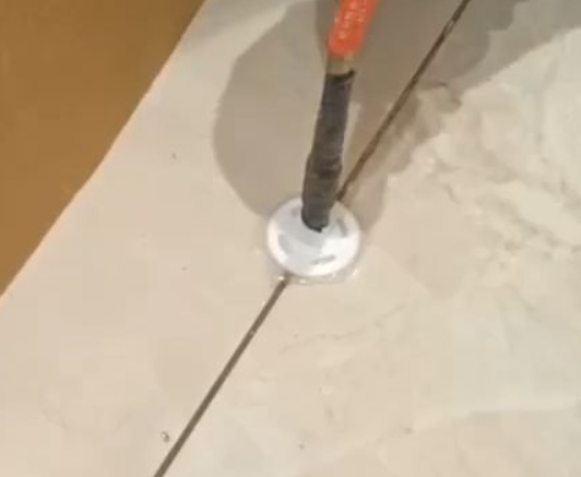 漾濞瓷砖空鼓维修公司专业解答瓷砖在铺贴过程中，如果没有涂抹均匀到位的粘结材料（如水泥砂浆或瓷砖胶），可能会导致以下问题