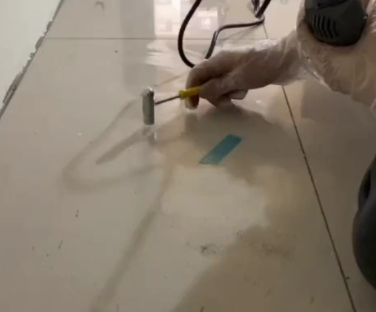 漾濞瓷砖开裂维修公司专业分享瓷砖在铺贴前如果没有沥干水分，将会导致以下问题
